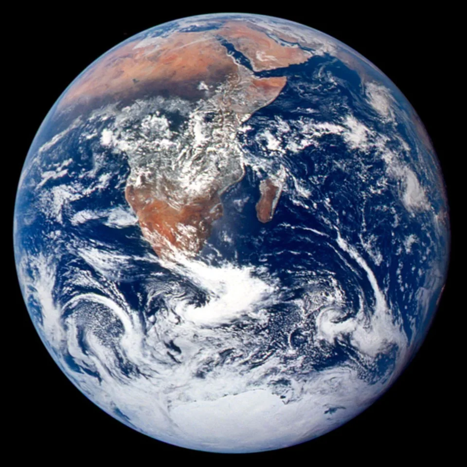 Photographie de la Terre avec l’Afrique et l’Antarctique visibles sur fond noir.